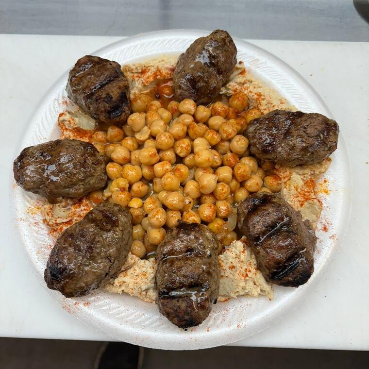 Kabab served over rice with chickpeas